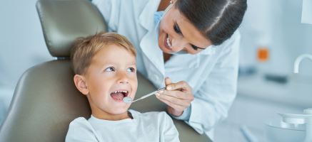 Próchnica zębów mlecznych – metody leczenia ubytków u dzieci